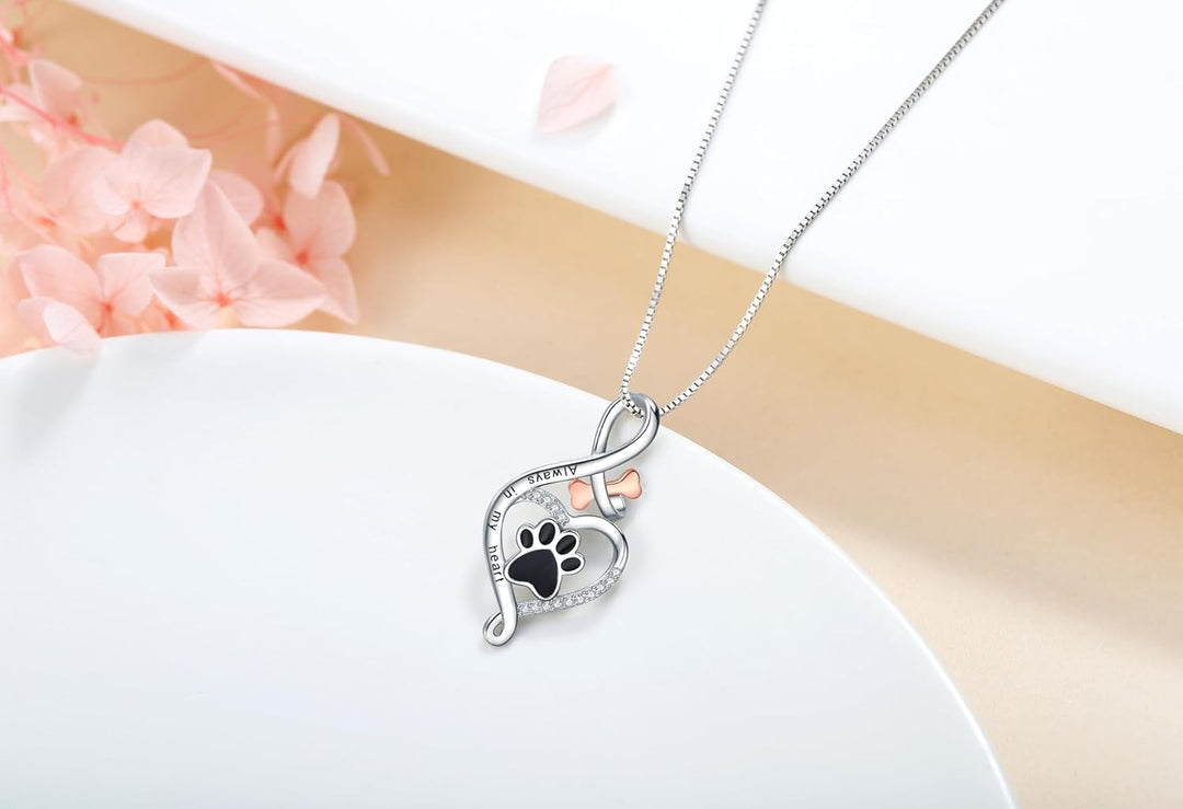 Collier Patte Chanceuse avec Cœur, Os & Infini – Pendentif « Toujours dans mon cœur »