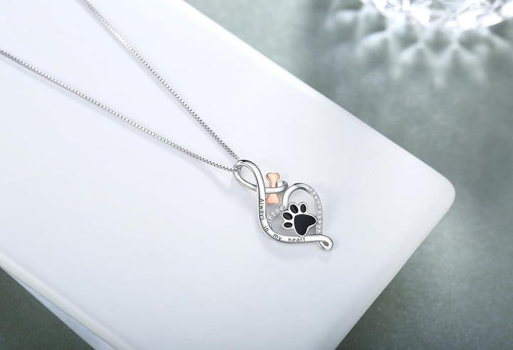 Collier Patte Chanceuse avec Cœur, Os & Infini – Pendentif « Toujours dans mon cœur »
