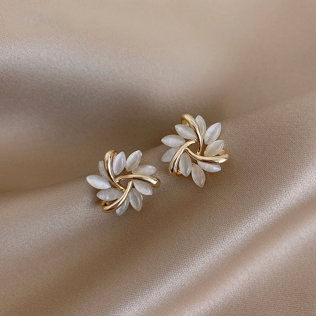 Lara | Boucles d'oreilles créoles avec des pétales d'opale dorés