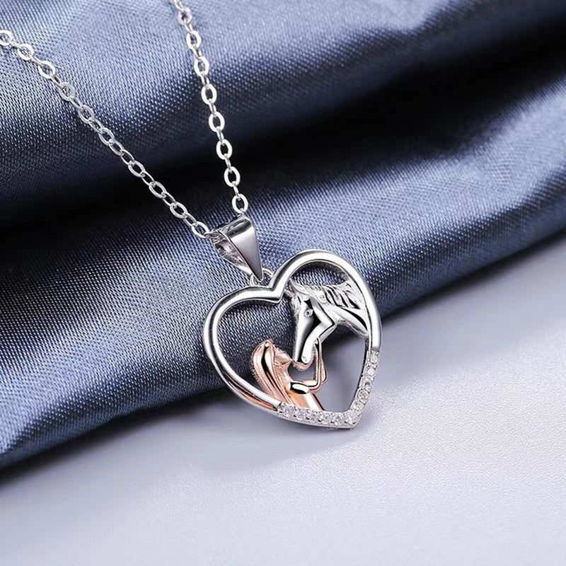 Collier en Zircon en Forme de Cœur avec Fille et Cheval