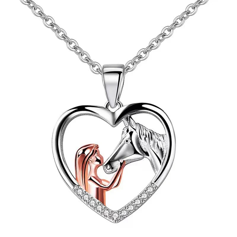 Collier en Zircon en Forme de Cœur avec Fille et Cheval