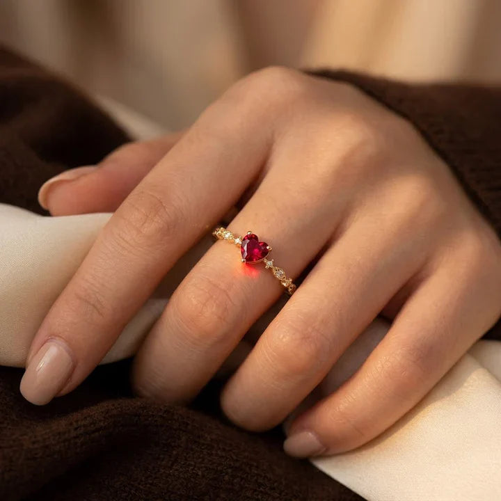 Bague en Or et Rubis en Forme de Cœur