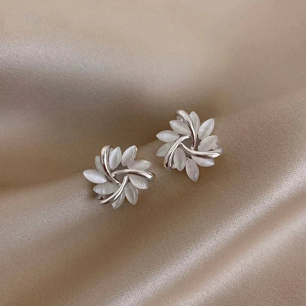 Lara | Boucles d'oreilles créoles avec des pétales d'opale dorés