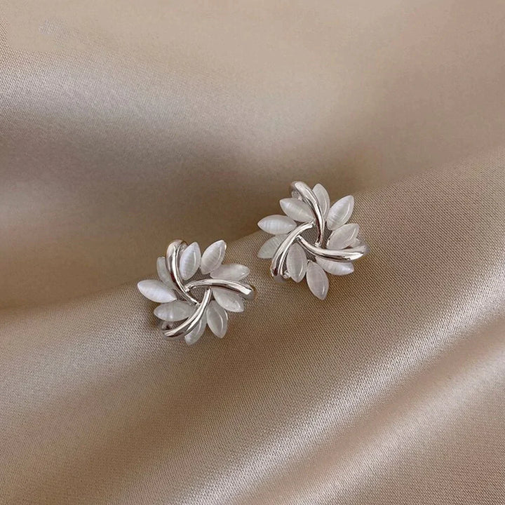 Lara | Boucles d'oreilles créoles avec des pétales d'opale dorés